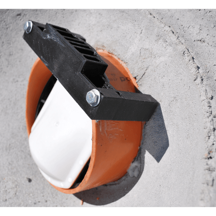 Rückstauklappe in Betonschacht eingebaut